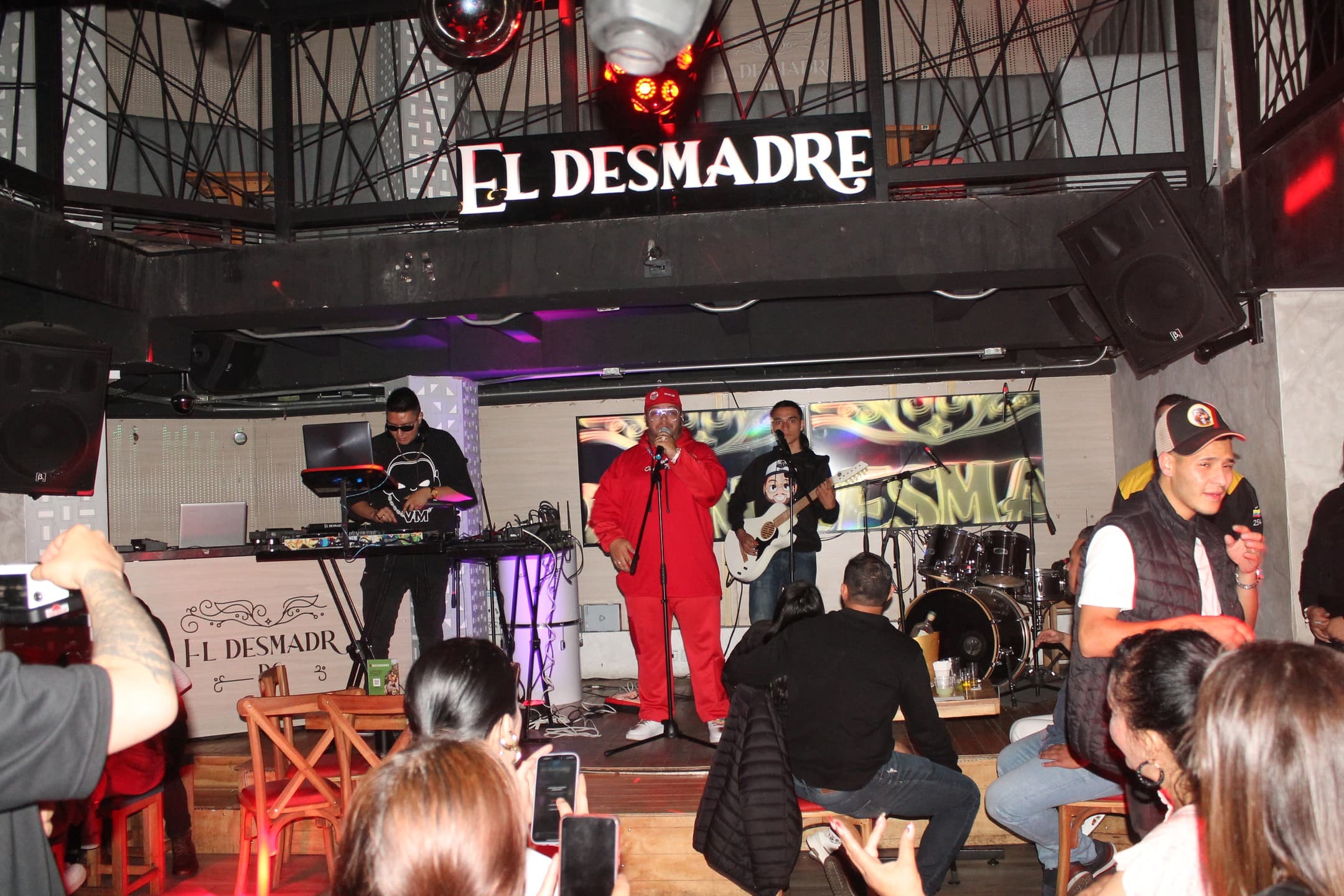 El Desmadre Bar